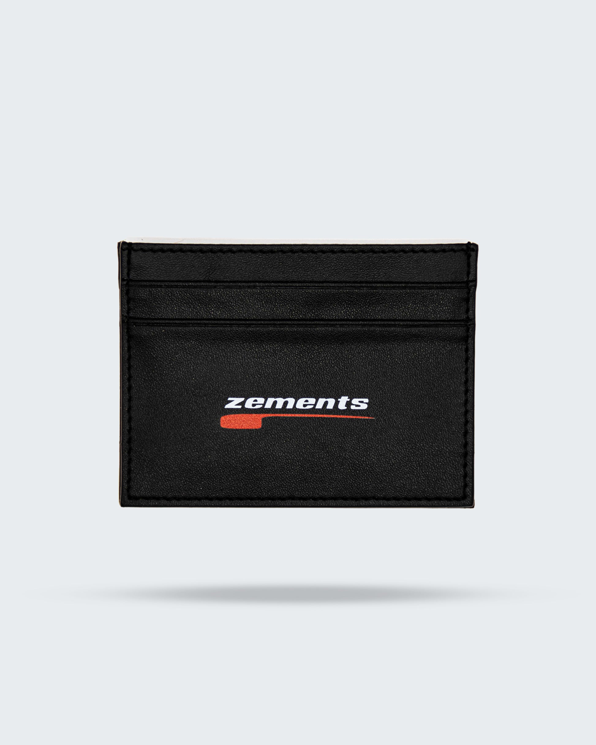 Vorderseite. Schwarzer Zements Cardholder aus Kunstleder mit dem rot-weißen Swoosh-Zements-Logo.