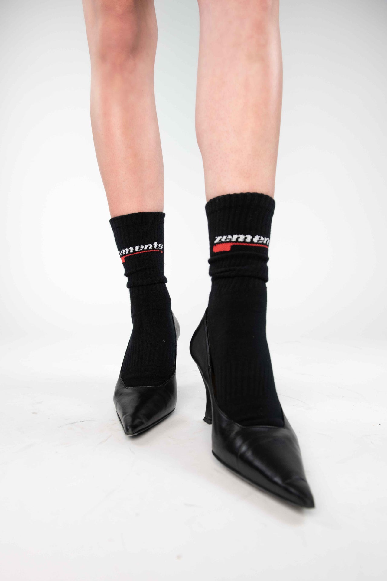 ZEMENTS SOCKEN SCHWARZ "SWOOSH LOGO"